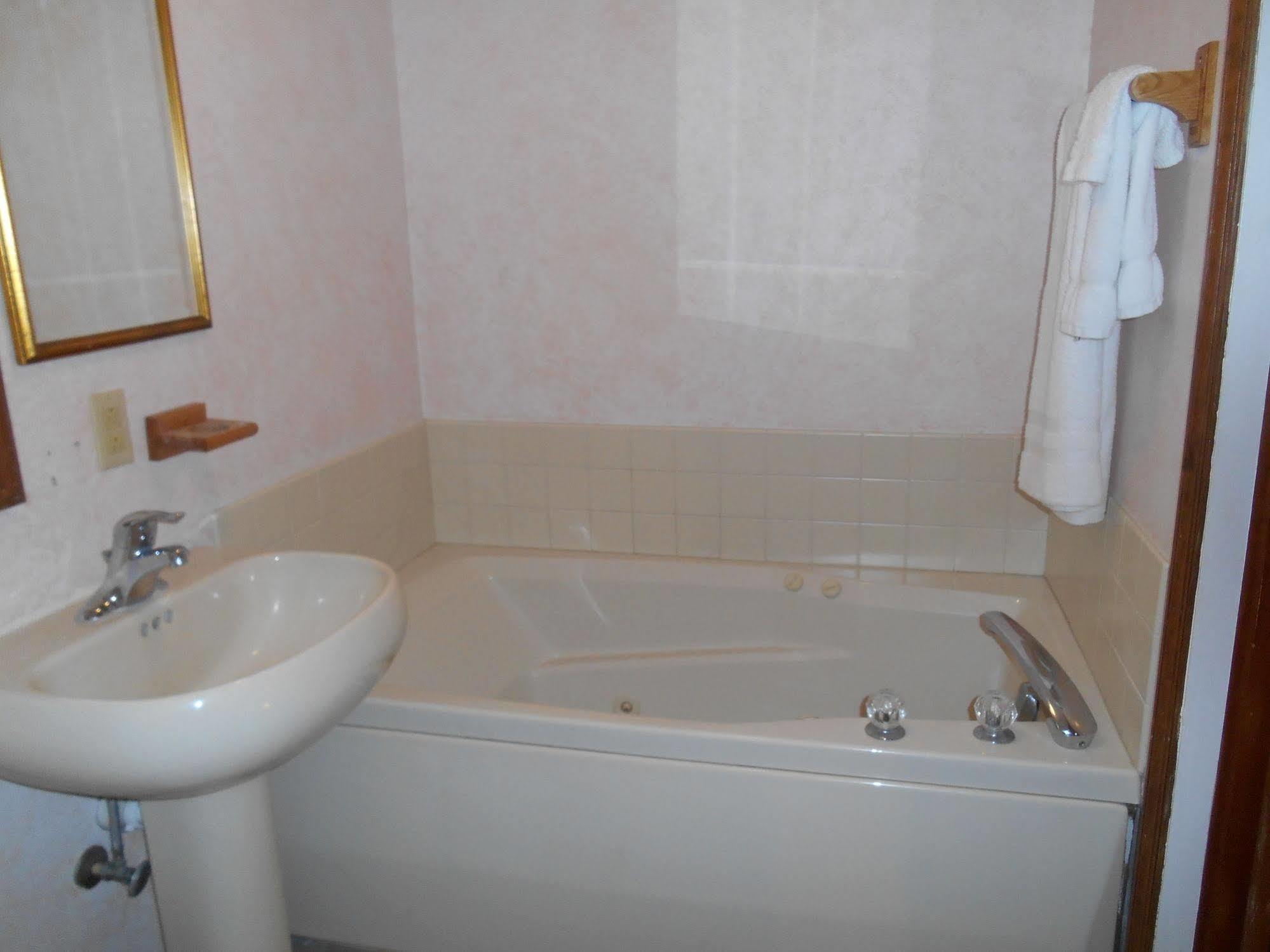 בת'אני ביץ' Meris Gardens B&B מראה חיצוני תמונה